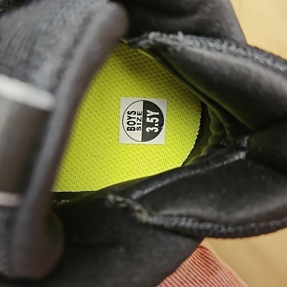 Nike FUTURECRT Youth Court Shoes  Size: 3 1/2 NWOT - Picture 9 of 13